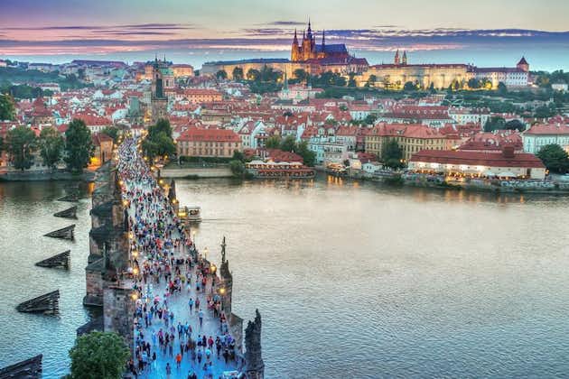 Esperienza semi privata della città vecchia, del Ponte Carlo e del Castello di Praga con il locale