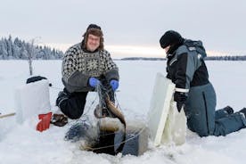 IJsvissen per sneeuwscooter uit Levi, Finland