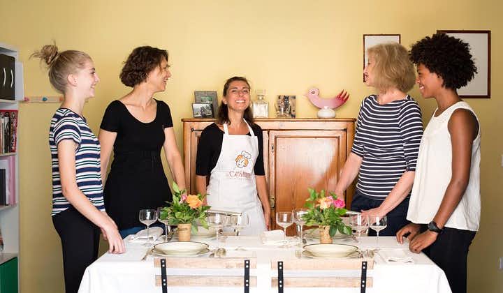 Cesarine: lezione di cucina casalinga e pasto con un locale a Siena