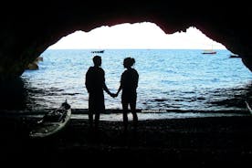 Excursão de caiaque na Costa Amalfitana ao longo de arcos, praias e cavernas marinhas