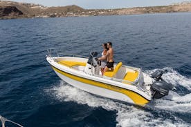 Hyr en båt utan licens i Santorini