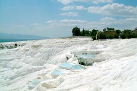 De warmwaterbronnen van Pamukkale en de oude stad Hierapolis vanuit Belek