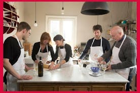 Privat madlavning klasse med vinsmagning i et lokalt hjem i Civitavecchia