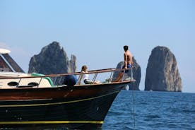 Excursão de barco para grupos pequenos pelas Ilhas Li Galli e Capri saindo de Amalfi