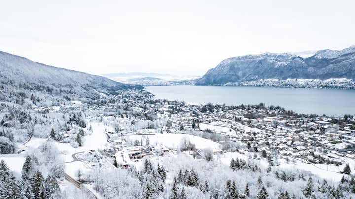 photo of Lake Annecy, Tournette, mountains and snow, sunset photo in Haute-Savoie in winter in France.