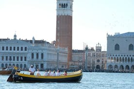 Cruzeiro no pôr-do-sol por Veneza em um barco veneziano típico