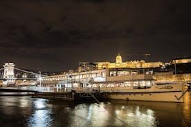 Cruzeiro noturno pelo rio Danúbio com jantar em Budapeste