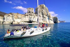 Tour de vela Milos com snorkel e almoço