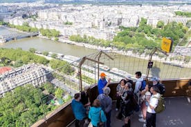 Paris Eiffel Tower Guided Tour with Access via Lift 