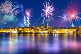 Experimente o festival de fogos de artifício de Malta a partir de um catamarã