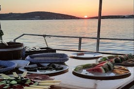 Excursion au coucher du soleil sur la mer dans la baie de Naoussa - Paros