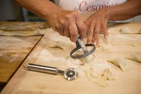 Yksityinen pasta- ja tiramisutunti Cesarinan kodissa maisteluun Arezzossa