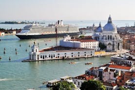 Trasferimento privato alla partenza da Venezia in taxi d'acqua: dal centro di Venezia al porto delle crociere
