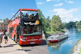 Estocolmo em ônibus e barco vermelho com várias paradas