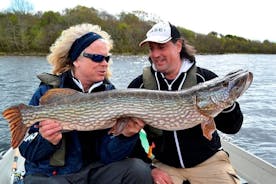 派克钓鱼乘船.Lough Corrib，Connemara.English /法语Ghillie