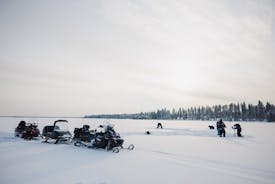 라플란드에서 얼음 낚시와 설상차 사파리 콤보