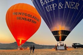 Cappadocia varmluftsballontur over kattedale med drinks
