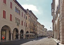 Coches medianos de alquiler en Conegliano, en Italia