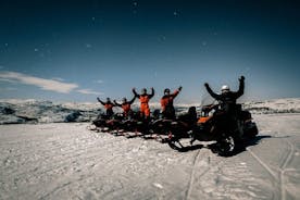 Aventura da aurora boreal em moto de neve