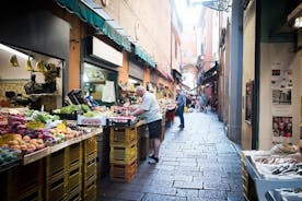 Private market tour, lunch or dinner and cooking demo in Foligno