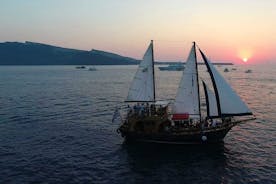 Crociera al tramonto nella Caldera di Santorini