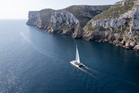 Passeio de barco pela baía de Dénia em um catamarã