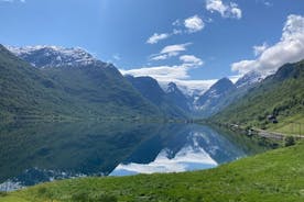 ノルフィヨルドから見たブリクスダール氷河とローエン