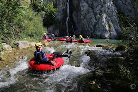 Tubulação do rio no rio Cetina de Split ou Zadvarje