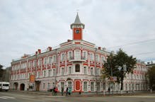 Voitures moyennes à louer à Oulianovsk, Russie