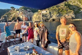 Paseo en barco al atardecer por Cinque Terre con un tradicional gozzo de Liguria desde Monterosso