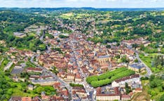 Coches medianos de alquiler en Sarlat La Canéda, en Francia