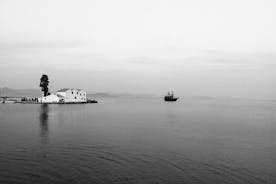 Minicrociera lungo la costa della città di Corfù con la nave dei pirati 75 min