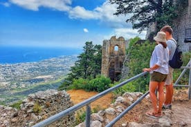 Tour privado al castillo de San Hilarión y al monasterio de Bellapais en Kyrenia