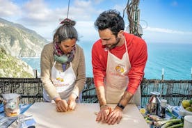Cinque Terre: 3 ruokalajin ruoanlaittokurssi merinäköalalla Riomaggioressa