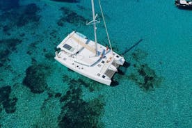 Navegue pela costa ateniense em um catamarã