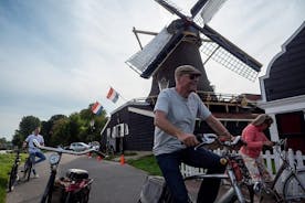 チーズの試食と木靴作りの実演を含むアムステルダムの田舎を巡る自転車ツアー
