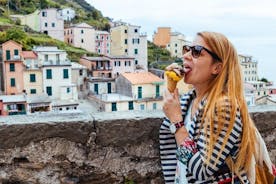 Excursión a pie por Cinque Terre con degustaciones de comida y vinos