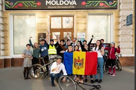 Excursão privada de meio dia em Chisinau de bicicleta com guia local