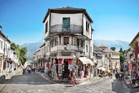 Excursão de um dia à cidade da UNESCO de Gjirokastra e Olhos Azuis saindo de Tirana