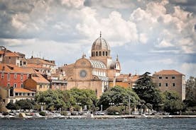 Descubra Šibenik - passeio a pé à noite