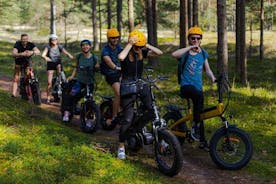 Excursão guiada de bicicleta em estradas florestais e trilhas perto de Riga