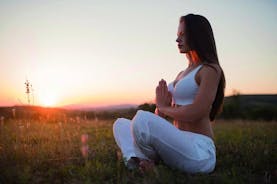 Clase de yoga pacífica al aire libre - Umbría