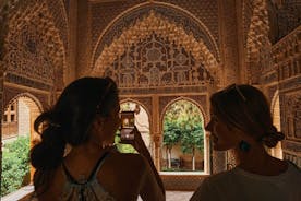 Hopp over køen Alhambra og Generalife guidet tur
