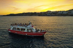 Festa de barco ao pôr do sol nas águas de Salento com bebida