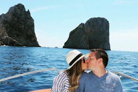 Tour privado en un barco típico de Capri.