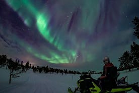 Aventura no Ártico: caça à aurora boreal com motos de neve