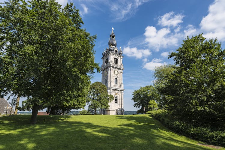 The belfry, also called El Catiau by Montois, was built in Mons in the 17th century and is the only baroque style building in Belgium that reaches a height of 87 meters.