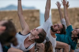 Mytisk Yoga & Meditation Akropolis vid soluppgång och solnedgång