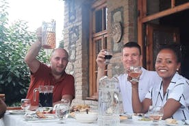 Excursion viticole privée avec dégustations de vins et déjeuner inclus dans une ferme à Kakheti