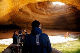 Golfinhos e cavernas saindo de Albufeira